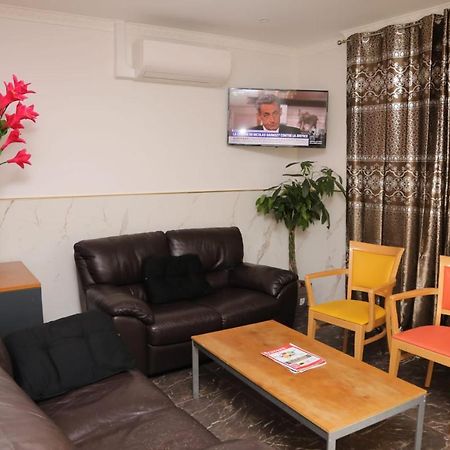 Hotel Le Privilege La Courneuve Bagian luar foto