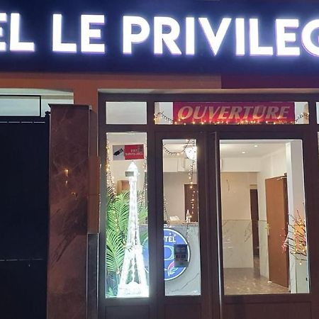 Hotel Le Privilege La Courneuve Bagian luar foto