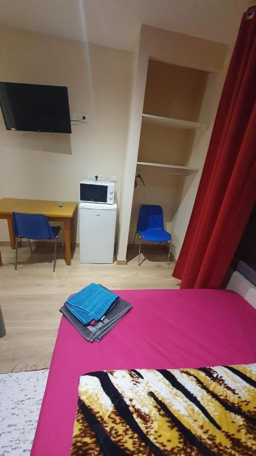 Hotel Le Privilege La Courneuve Bagian luar foto
