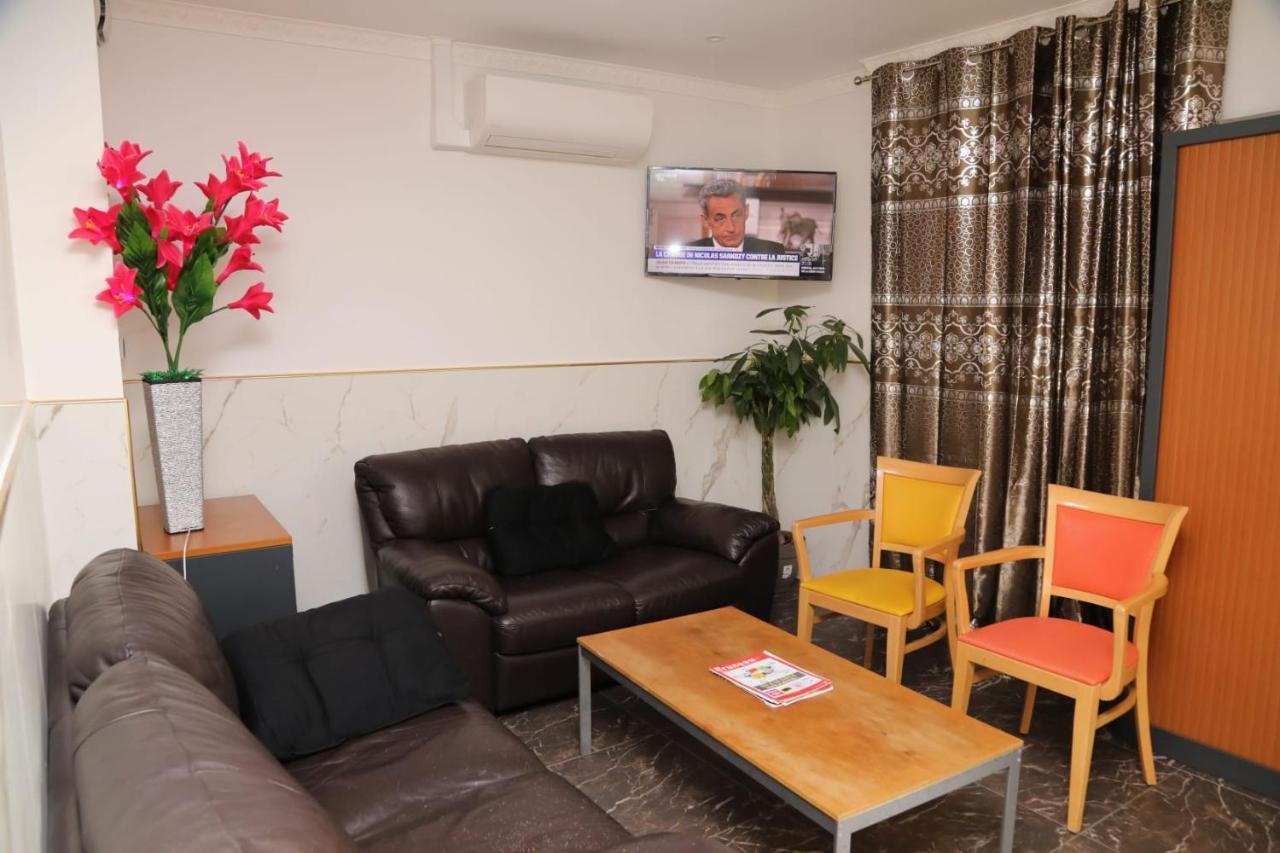Hotel Le Privilege La Courneuve Bagian luar foto