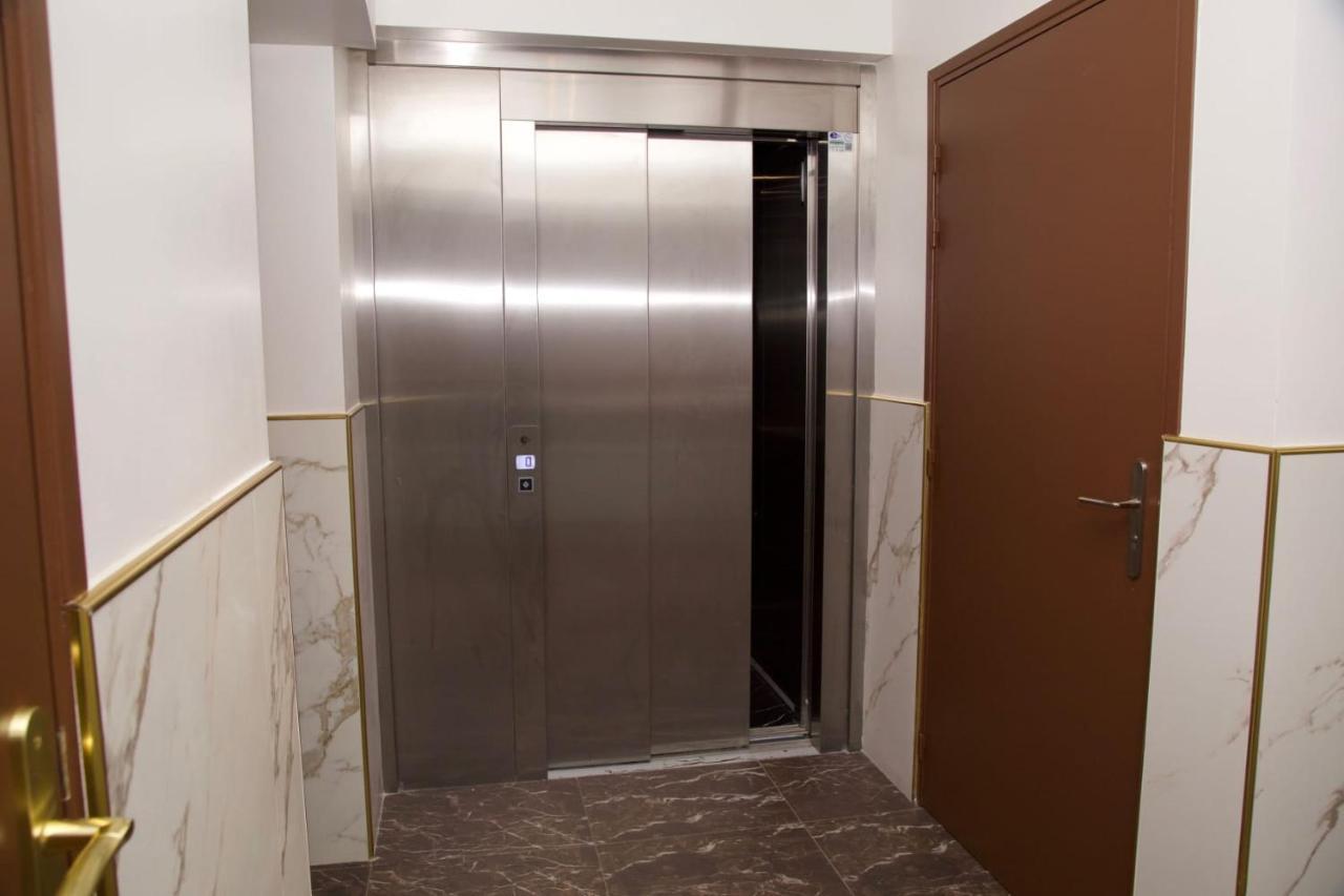 Hotel Le Privilege La Courneuve Bagian luar foto