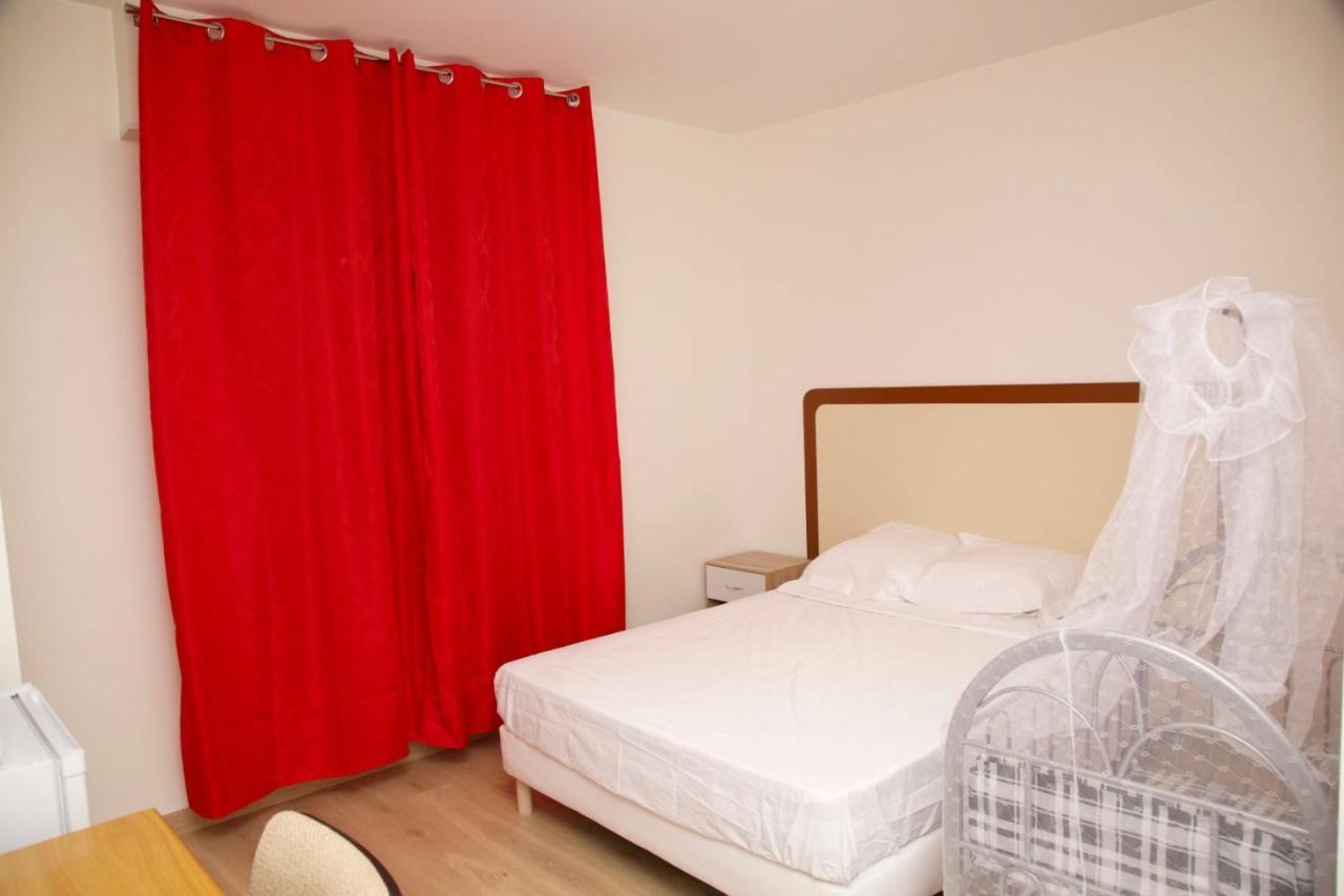 Hotel Le Privilege La Courneuve Bagian luar foto