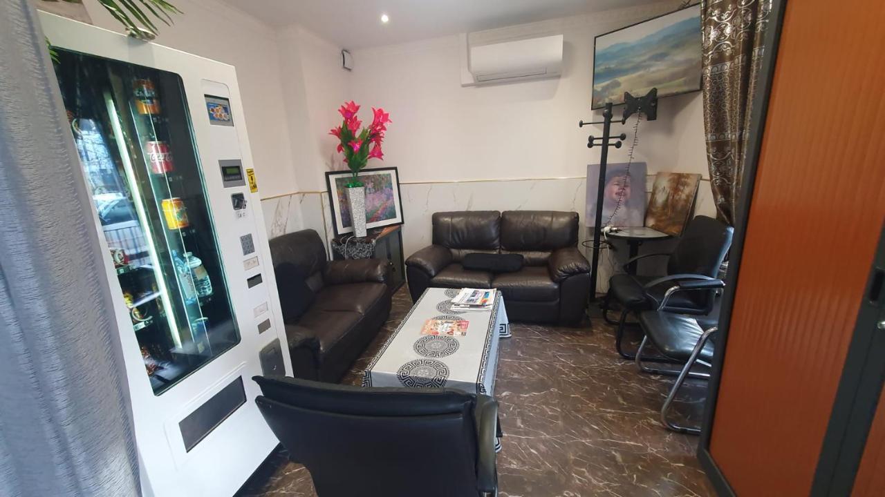 Hotel Le Privilege La Courneuve Bagian luar foto