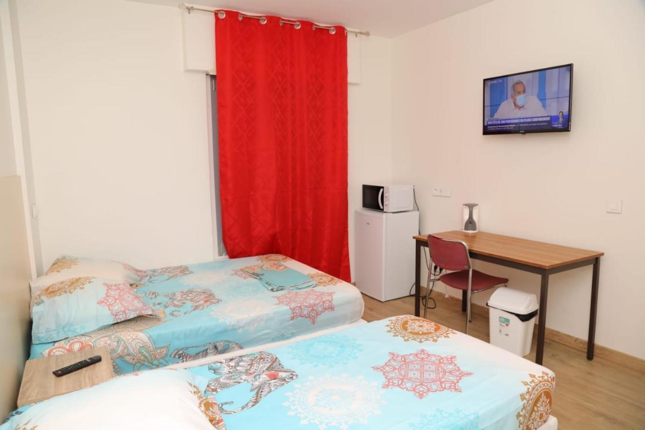 Hotel Le Privilege La Courneuve Bagian luar foto