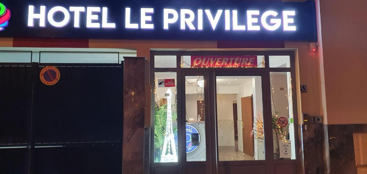 Hotel Le Privilege La Courneuve Bagian luar foto
